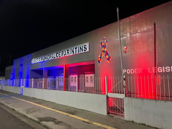 Câmara de Parintins é iluminada em homenagem ao Festival Folclórico