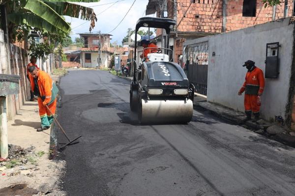 'Asfalta Manaus', da prefeitura, recapeia nova rua na comunidade Parque São Pedro