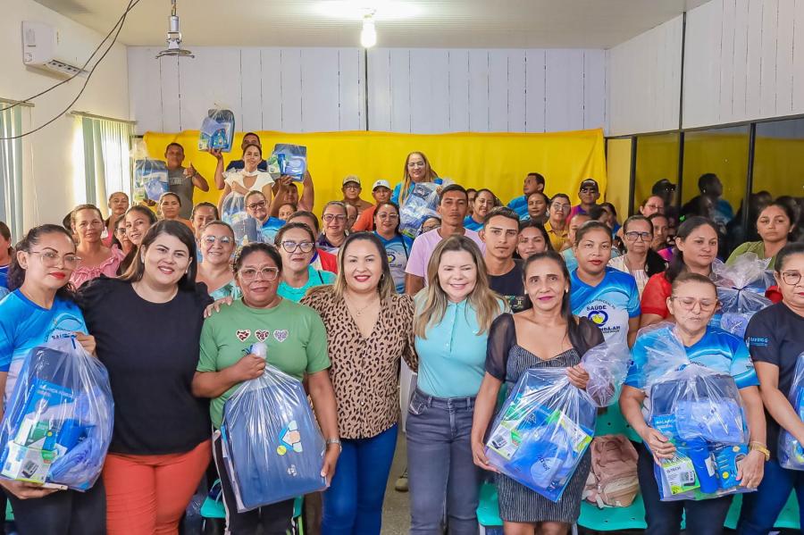 Marina Pandolfo entrega novos fardamentos e equipamentos de trabalho para ACSs