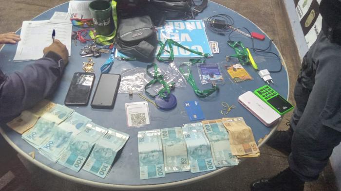Cambistas são presos vendendo pulseiras da Festa dos Visitantes de Parintins Cambistas são presos vendendo pulseiras da Festa dos Visitantes de Parintins
