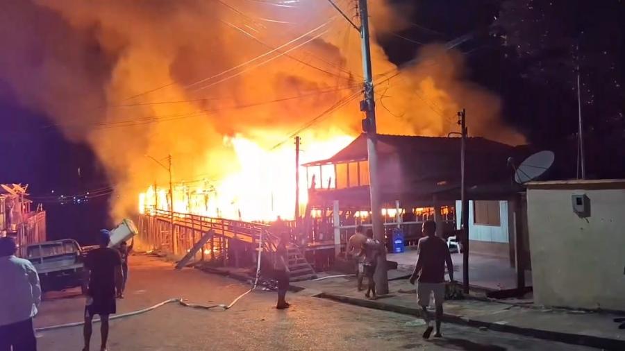 VÍDEO: Incêndio destrói casas e mata uma criança em Nhamundá