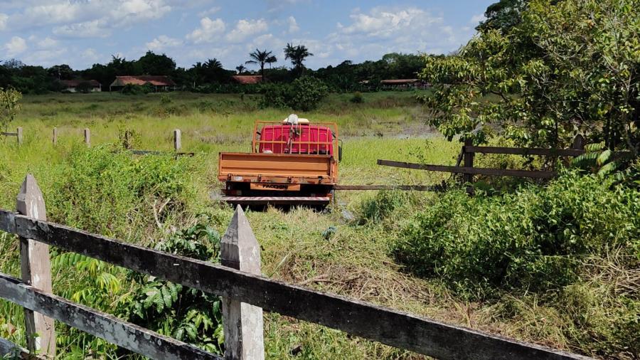 Caminhão desvia de moto e cai em alagado em estrada de Parintins