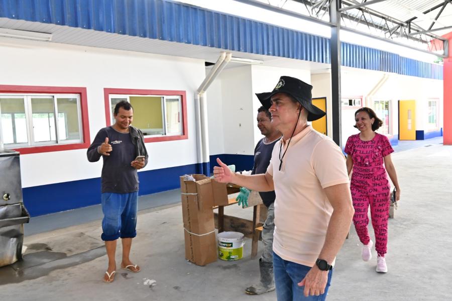 David Almeida vistoria obras e serviços de pavimentação de ruas em Manaus