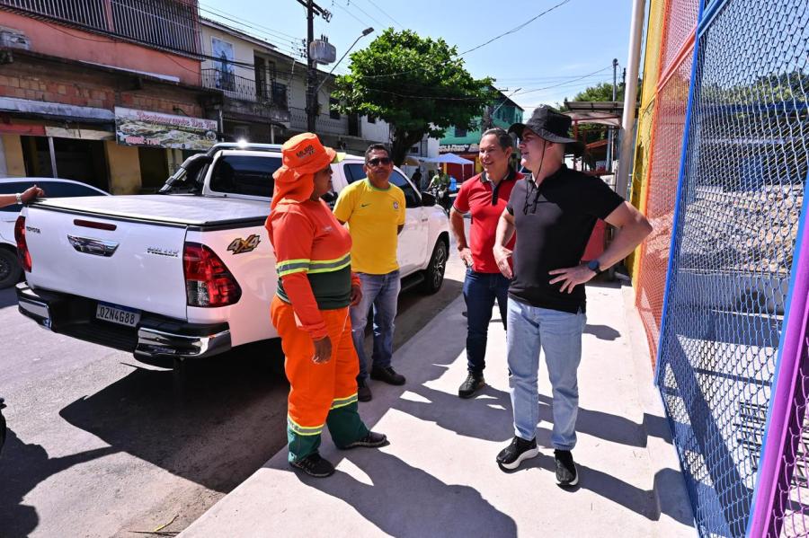 David Almeida vistoria obras de revitalização de quadra no bairro Armando Mendes