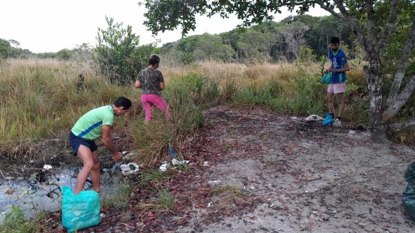 Voluntários promovem ação ambiental no balneário do Areial, em Parintins