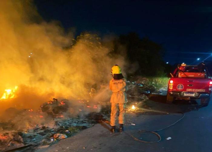Operação Céu Limpo combate incêndio em vegetação no bairro do Distrito Industrial