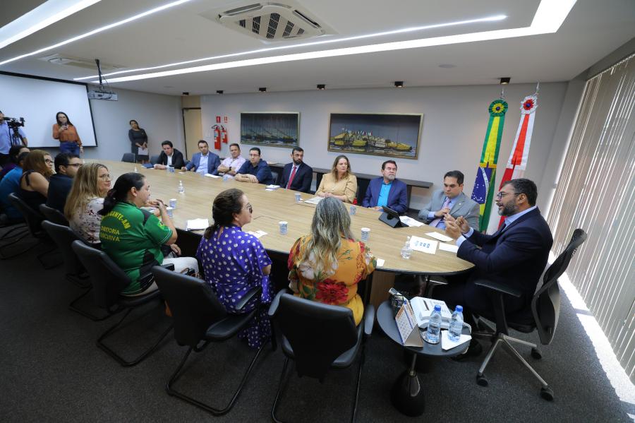 Wilson Lima anuncia vale-alimentação para servidores afastados por licença médica, prêmio e maternidade