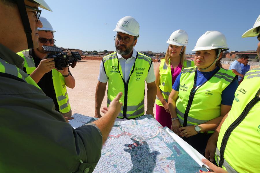 Wilson Lima vistoria avanço das obras do primeiro conjunto habitacional da comunidade da Sharp