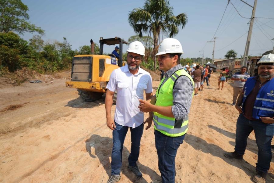 Wilson Lima vistoria obras de saneamento do programa Asfalta Amazonas no bairro Tarumã