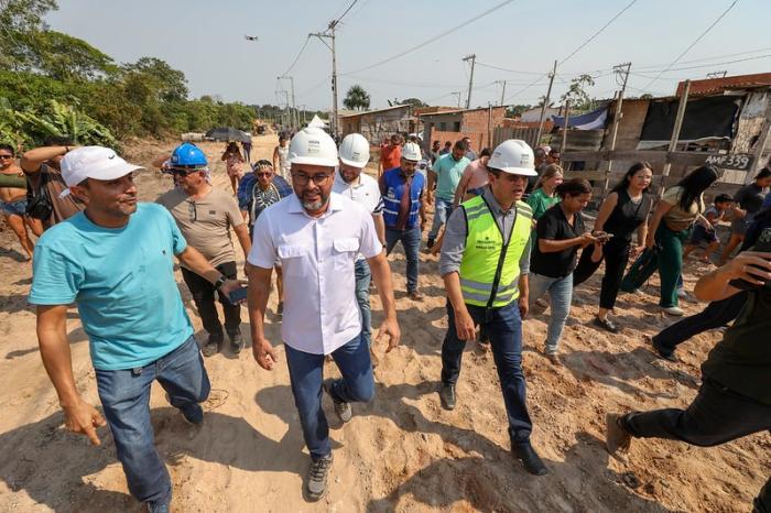 Programa Asfalta Amazonas chega ao Parque Solimões e traz esperança aos moradores: 'Vamos sair da lama'