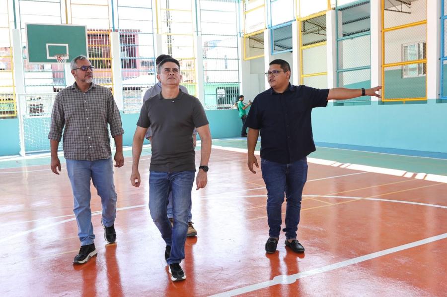 David Almeida vistoria nova quadra poliesportiva do bairro Presidente Vargas