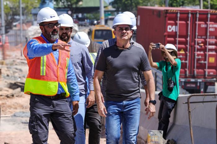 Prefeito David Almeida vistoria avanço das obras do complexo viário Rei Pelé