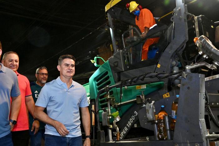 David Almeida acompanha finalização dos serviços de recapeamento na avenida Constantino Nery