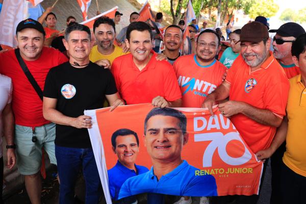 David Almeida é apoiado pela população em adesivaço no Morro da Liberdade, Centro e Planalto