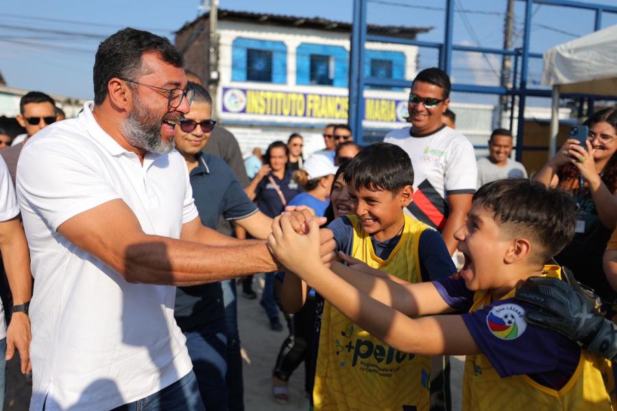 Wilson Lima entrega Campo do Vermelhão revitalizado no bairro Mauazinho, na zona leste