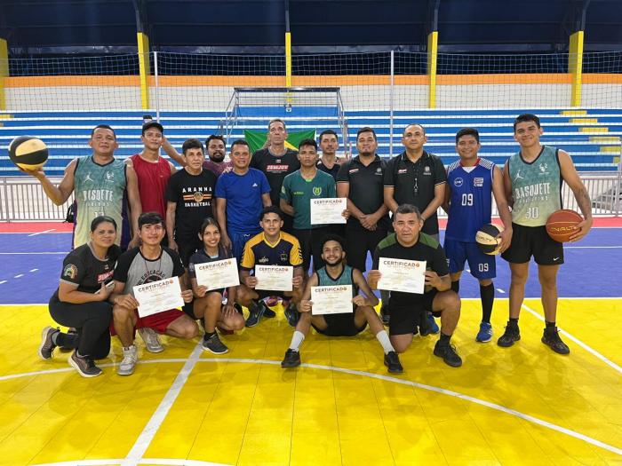 Curso gratuito capacita professores e atletas para prática do basquete