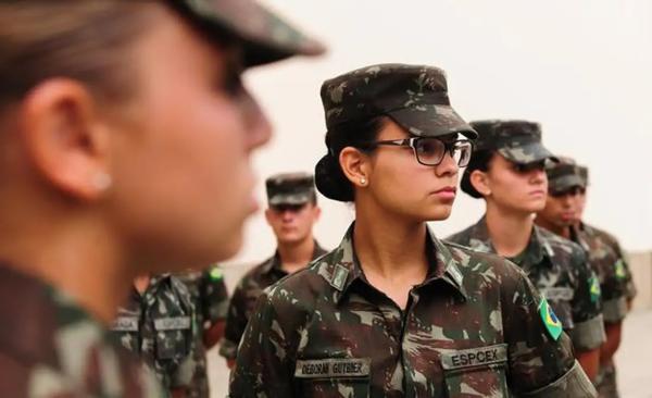 Mulheres poderão se alistar no serviço militar aos 18 anos