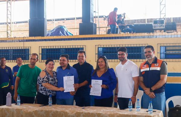 Governo do Amazonas e Prefeitura de Nhamundá entregam ajuda a vítimas de incêndio