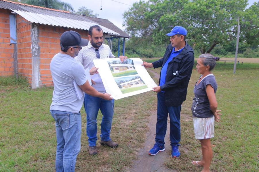 Bi Garcia autoriza construção de três escolas, campo iluminado e sistema de água na zona rural