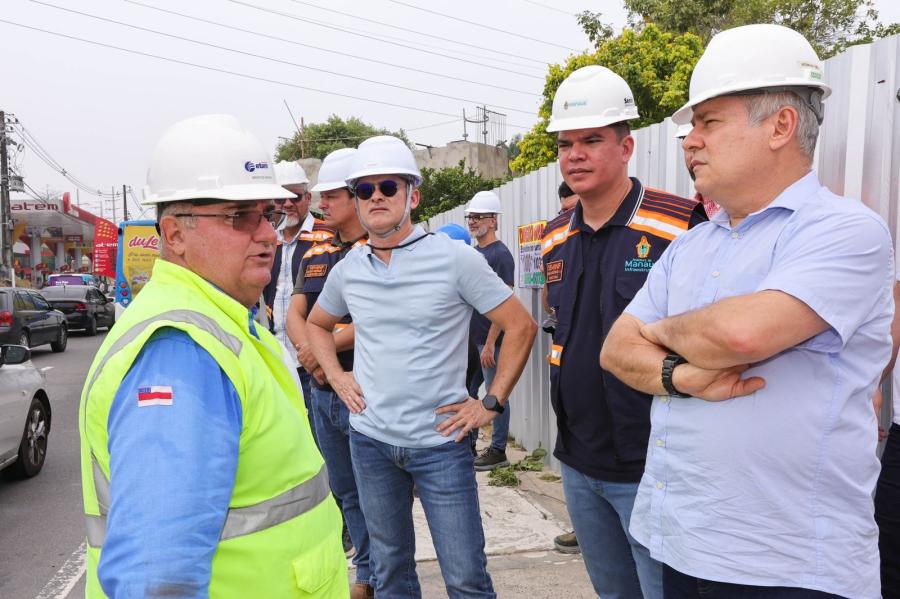 David Almeida vistoria instalação de vigas do viaduto Márcio Souza
