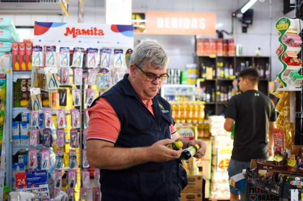 Procon-AM autua supermercado por vender produtos inadequados para consumo