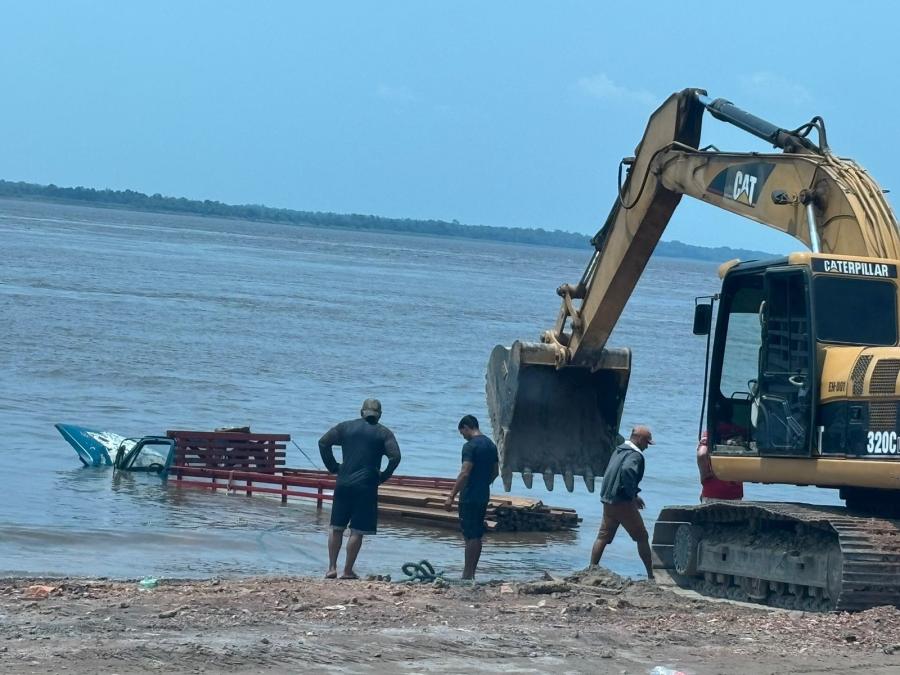 Caminhão perde controle e cai no Rio Amazonas