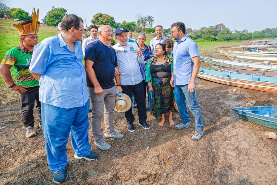Lula visita áreas sob efeito de forte estiagem no Amazonas Lula visita áreas sob efeito de forte estiagem no Amazonas