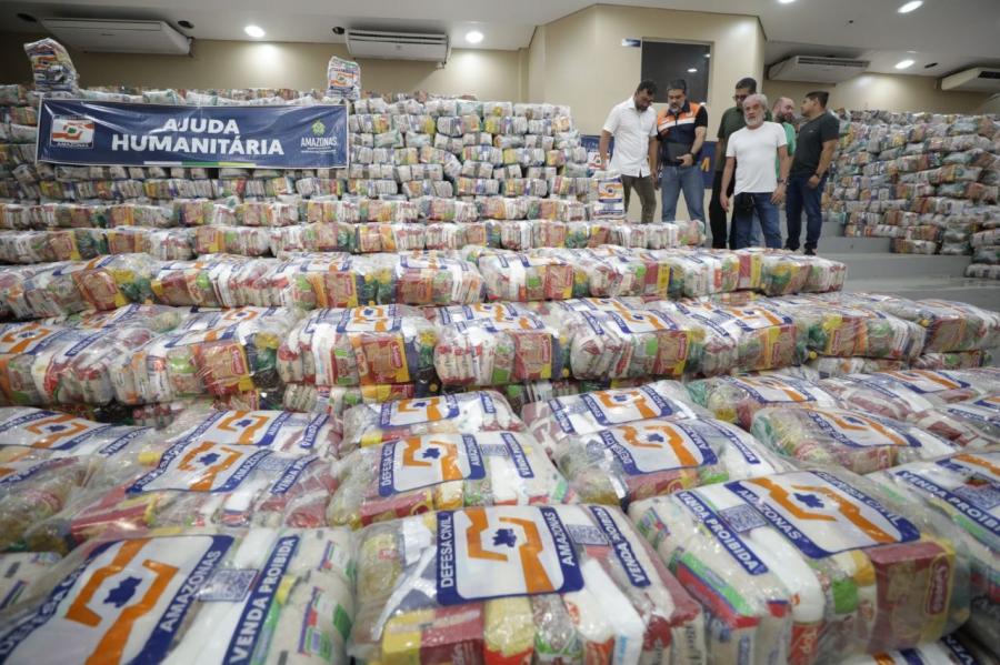 Wilson Lima entrega ajuda humanitária e anuncia saúde para o baixo Amazonas