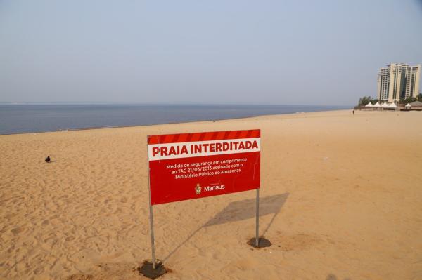 Praia da Ponta Negra segue interditada para banho em razão da estiagem do rio Negro