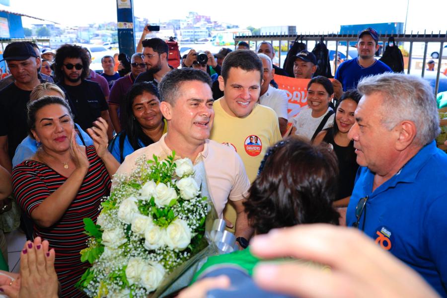 David é abraçado por feirantes da Manaus Moderna, Feira da Banana e Mercadão David é abraçado por feirantes da Manaus Moderna, Feira da Banana e Mercadão