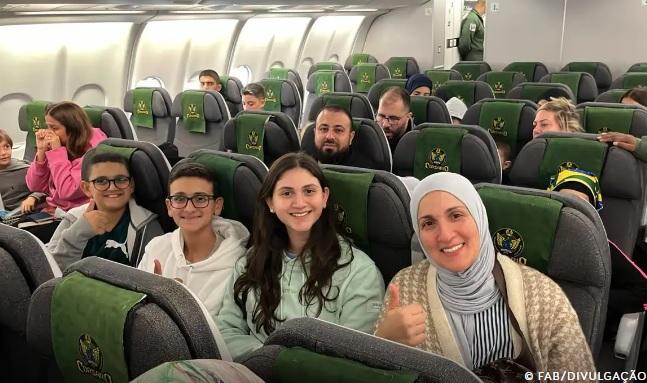 Com 227 resgatados, voo da FAB deixa o Líbano rumo a São Paulo