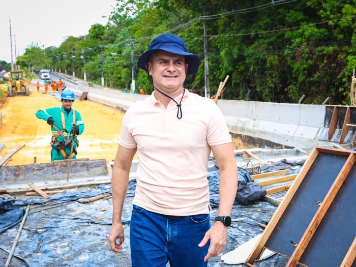 David Almeida fiscaliza obras do viaduto Márcio Souza que será entregue nos próximos dias