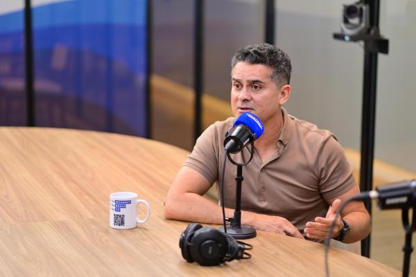 David Almeida questiona: 'Se não resolve a data-base da polícia, como vai resolver os problemas de Manaus?'
