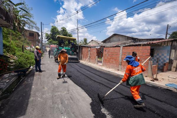 Prefeitura de Manaus recapeia rua no bairro Colônia Terra Nova após 17 anos sem infraestrutura