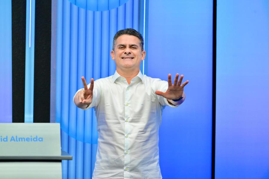 Exame diz que David Almeida vence 2º turno com 53,8% dos votos válidos Exame diz que David Almeida vence 2º turno com 53,8% dos votos válidos