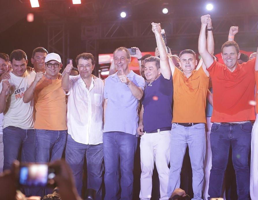 VÍDEO: Omar Aziz, Eduardo Braga e Saullo Vianna parabenizam David Almeida pela vitória em Manaus VÍDEO: Omar Aziz, Eduardo Braga e Saullo Vianna parabenizam David Almeida pela vitória em Manaus