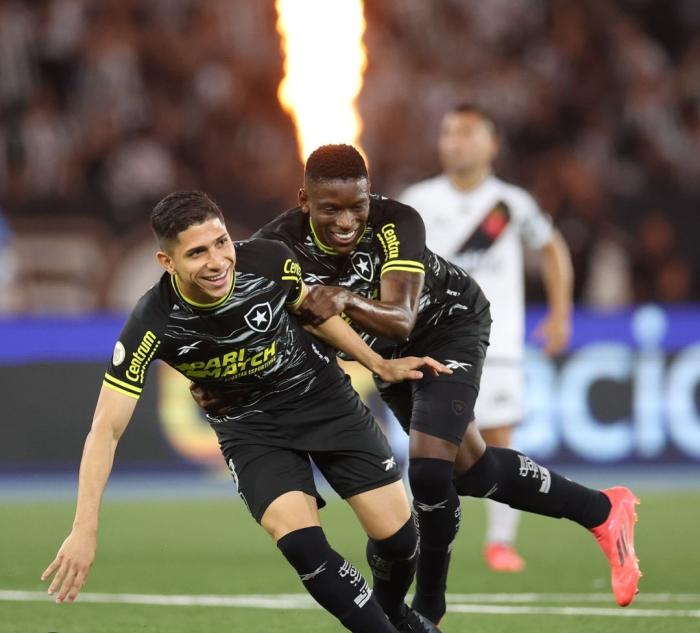 Botafogo faz três no Vasco e amplia a vantagem na liderança do Brasileiro