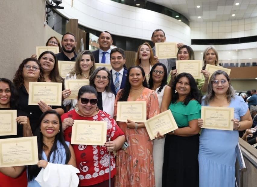 VALORIZAÇÃO: Jander Lobato homenageia professores em Sessão Solene e reforça compromisso VALORIZAÇÃO: Jander Lobato homenageia professores em Sessão Solene e reforça compromisso