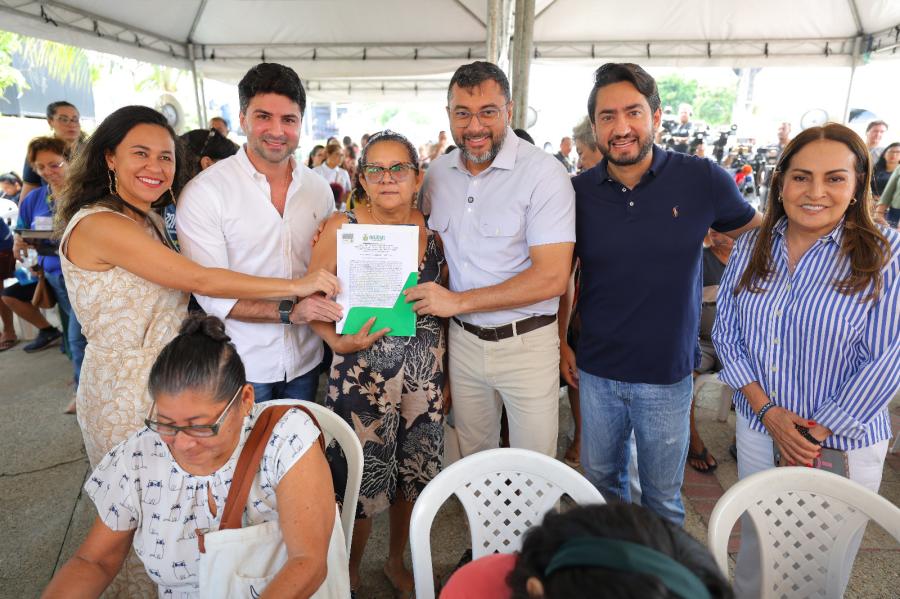 Wilson Lima entrega títulos definitivos para moradores do Residencial Gilberto Mestrinho Wilson Lima entrega títulos definitivos para moradores do Residencial Gilberto Mestrinho