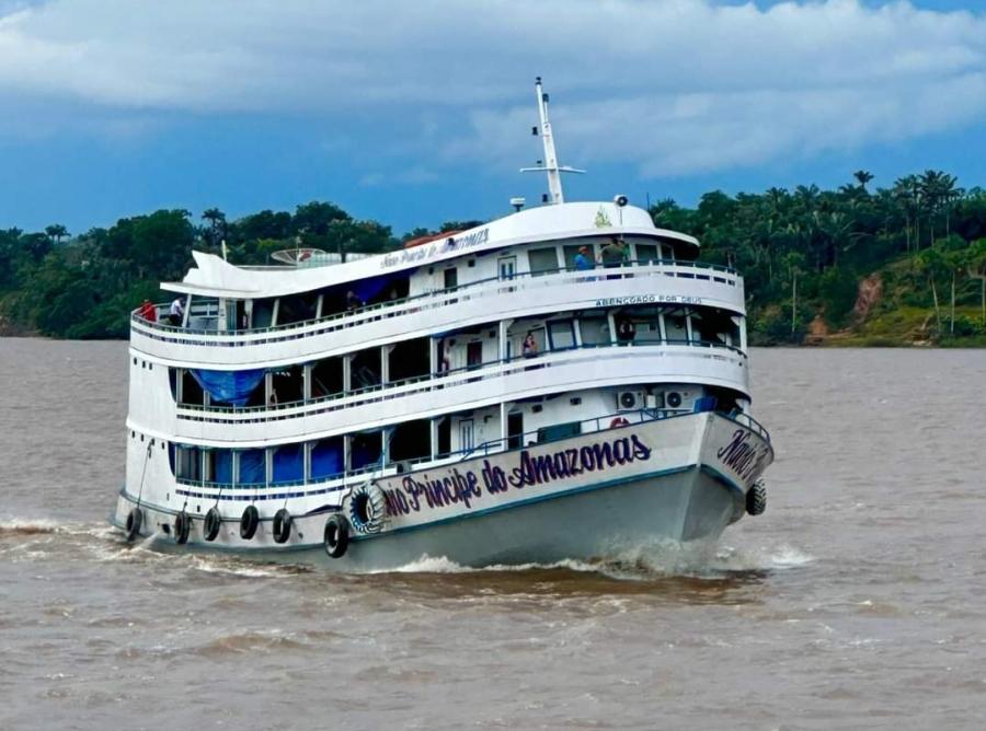 Navio colide com balsa próximo a Manaus e passageira relata desespero Navio colide com balsa próximo a Manaus e passageira relata desespero