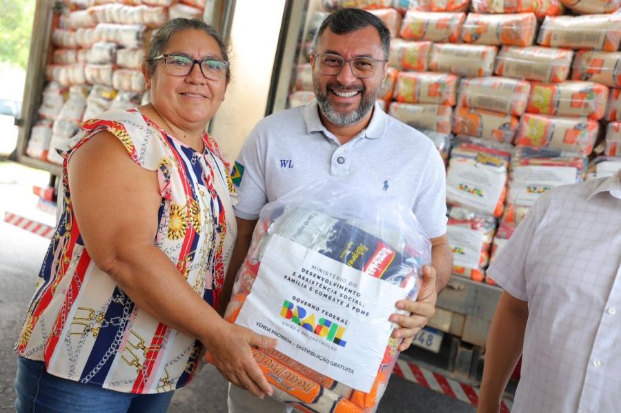 Wilson Lima entrega mais de 200 toneladas de alimentos para pescadores afetados pela estiagem no Amazonas Wilson Lima entrega mais de 200 toneladas de alimentos para pescadores afetados pela estiagem no Amazonas