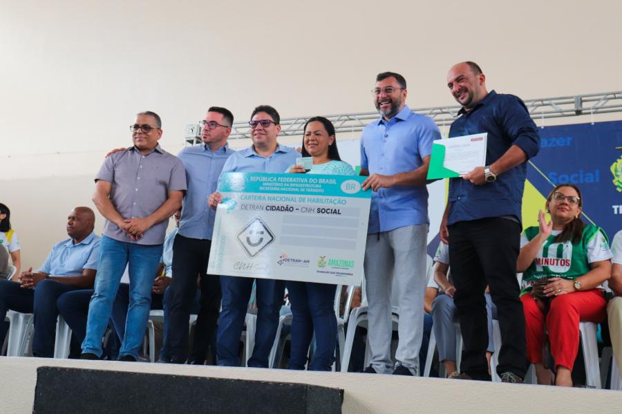 GOVERNO PRESENTE: Wilson Lima entrega 150 CNHs e 54 certificados emitidos pela Eptran 