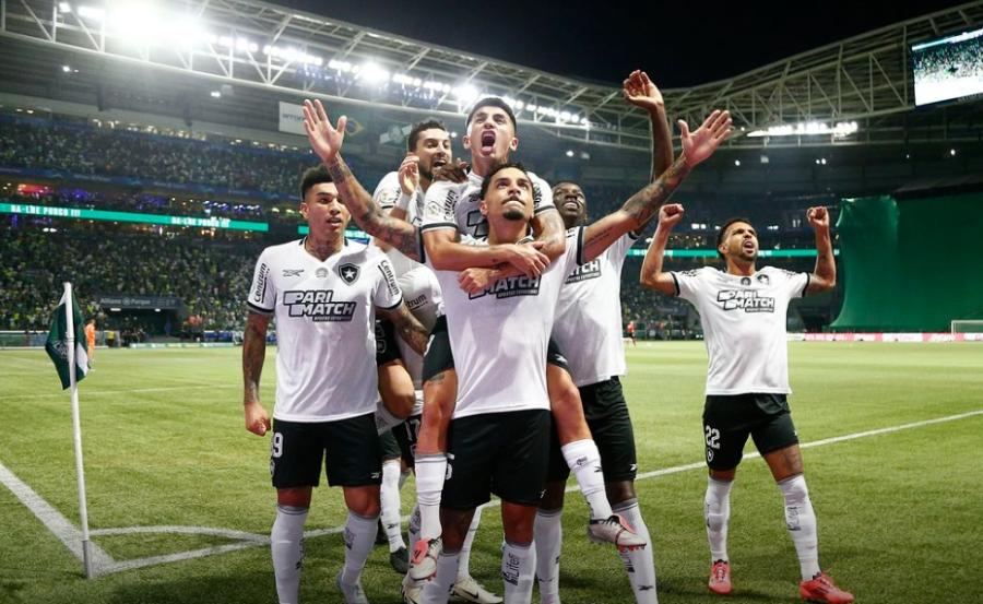 Botafogo vence Palmeiras fora de casa por e 3 a 1 e reassume liderança Botafogo vence Palmeiras fora de casa por e 3 a 1 e reassume liderança