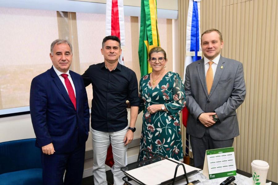 Prefeito David Almeida destaca diálogo entre poderes em visita ao TJ-AM Prefeito David Almeida destaca diálogo entre poderes em visita ao TJ-AM