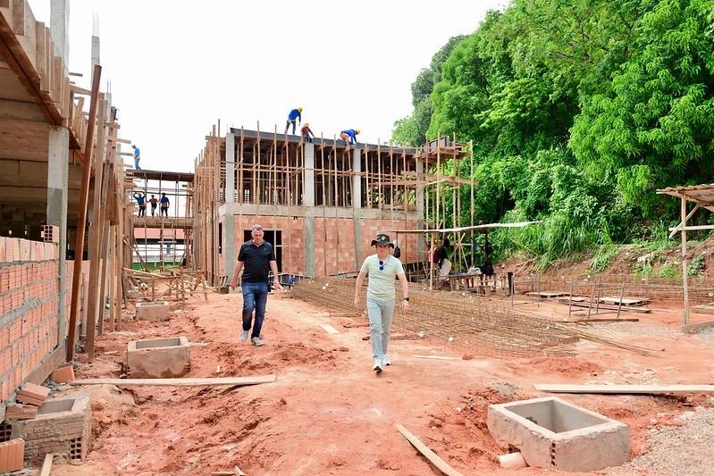 David Almeida vistoria obras de UBSs na zona Oeste de Manaus
