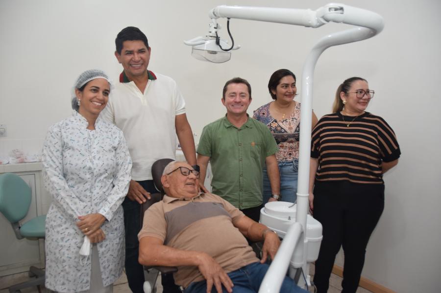 Bi Garcia entrega 120 próteses dentárias no CEO Parintins 