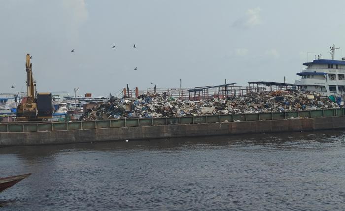 Prefeitura de Manaus retira mais de 220 toneladas de lixo das orlas dos rios em operação de limpeza