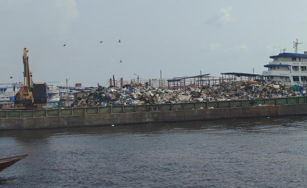 Prefeitura de Manaus retira mais de 220 toneladas de lixo das orlas dos rios em operação de limpeza