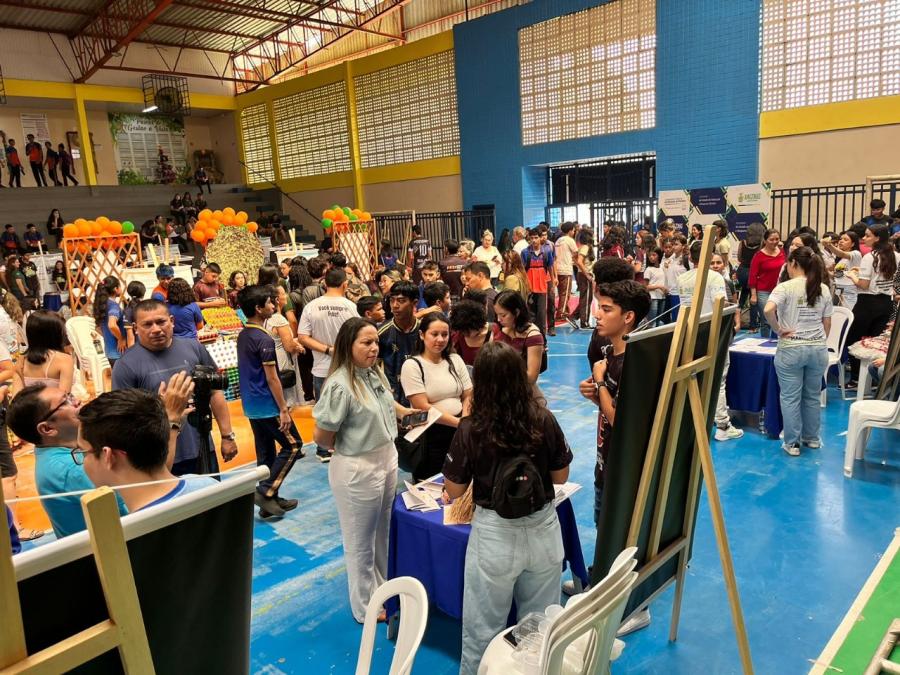 PCE: Feira de conhecimentos em Parintins fortalece à ciência nas escolas estaduais
