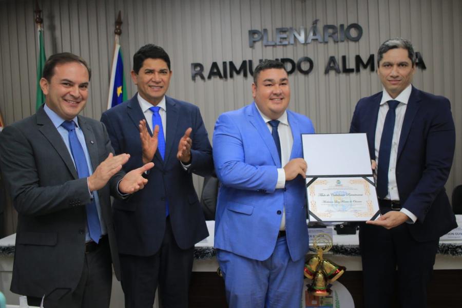 Juiz Anderson de Oliveira recebe título de cidadão parintinense proposto de Mateus Assayag